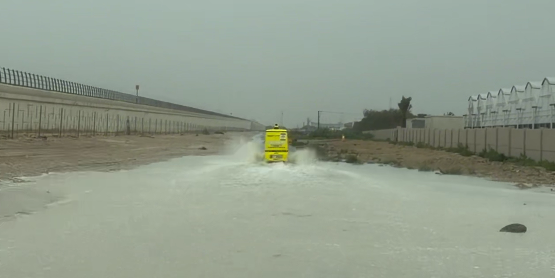 涉水路段，无人车轻松拿捏！