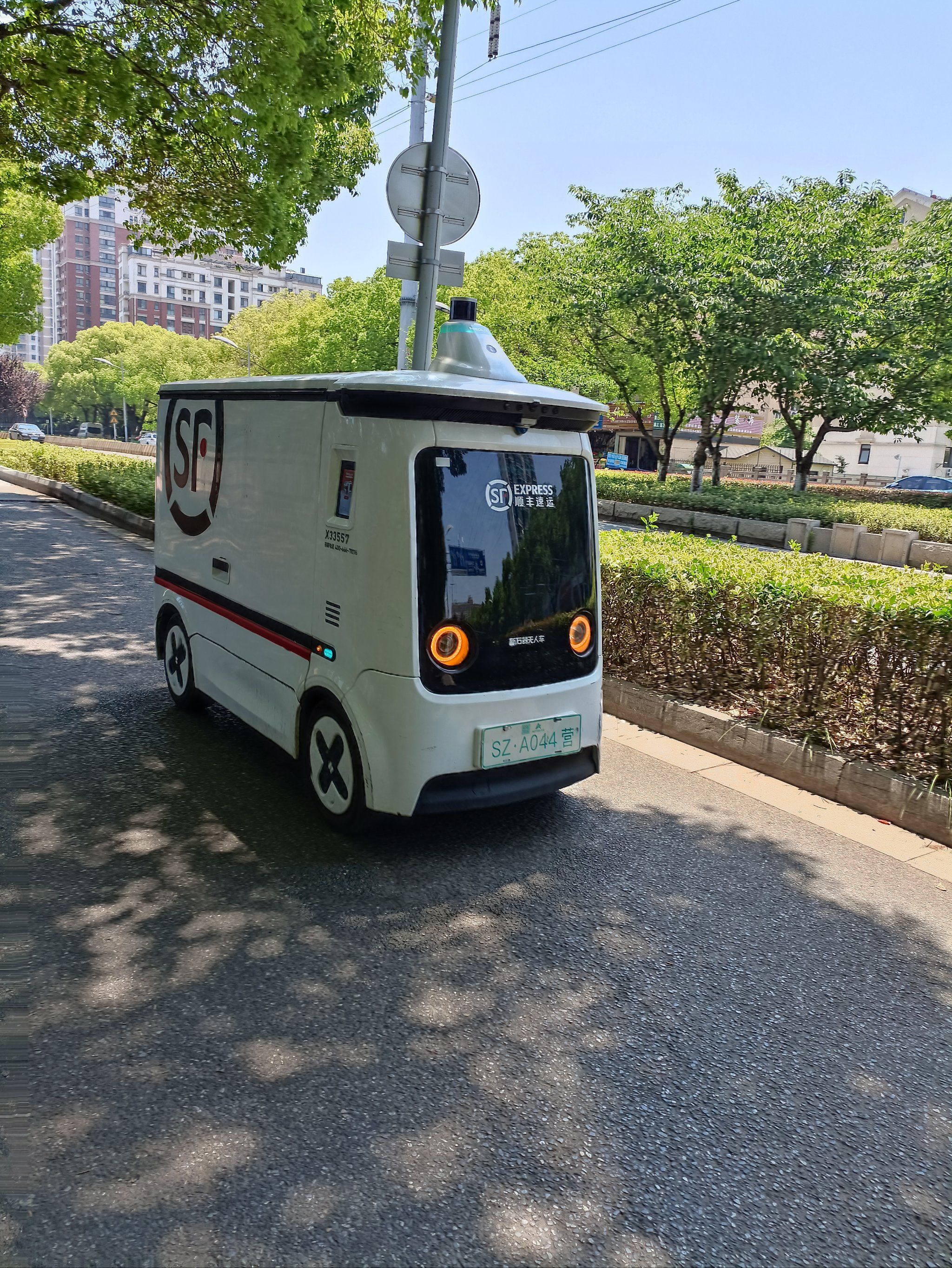 顺丰无人车满大街跑起来