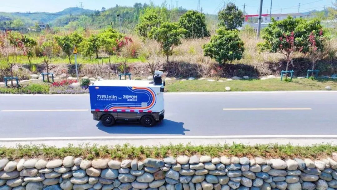 智慧交通养护新纪元：九铃 AI 路况检测无人车，重塑道路巡查新范式