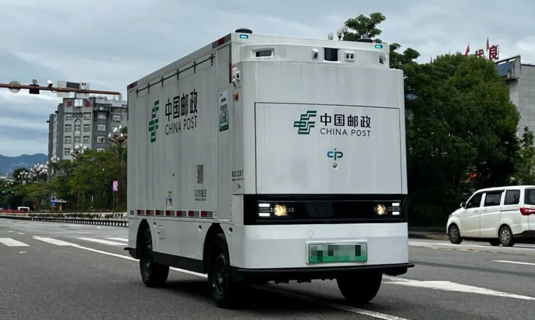 凤庆县首台L4级无人配送车常态化运营 赋能乡村智慧物流升级