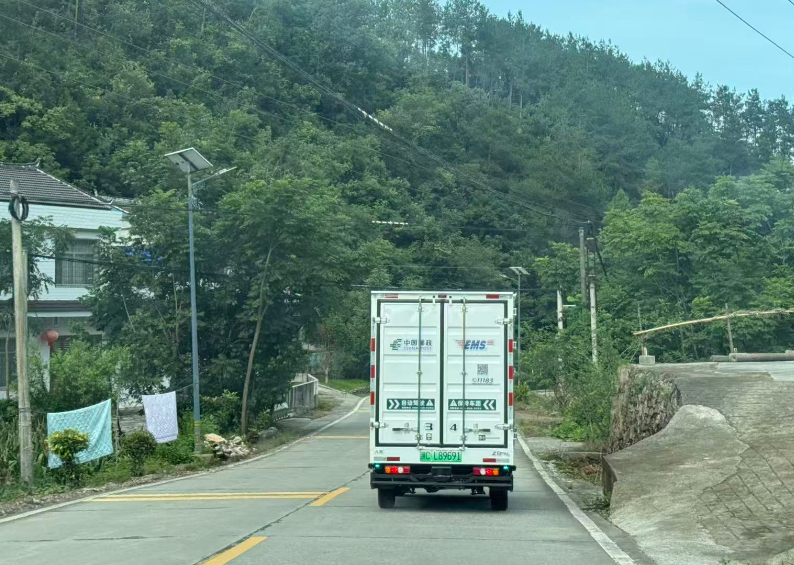 荆州屋脊通邮路，无人投递车赋能深山乡村振兴